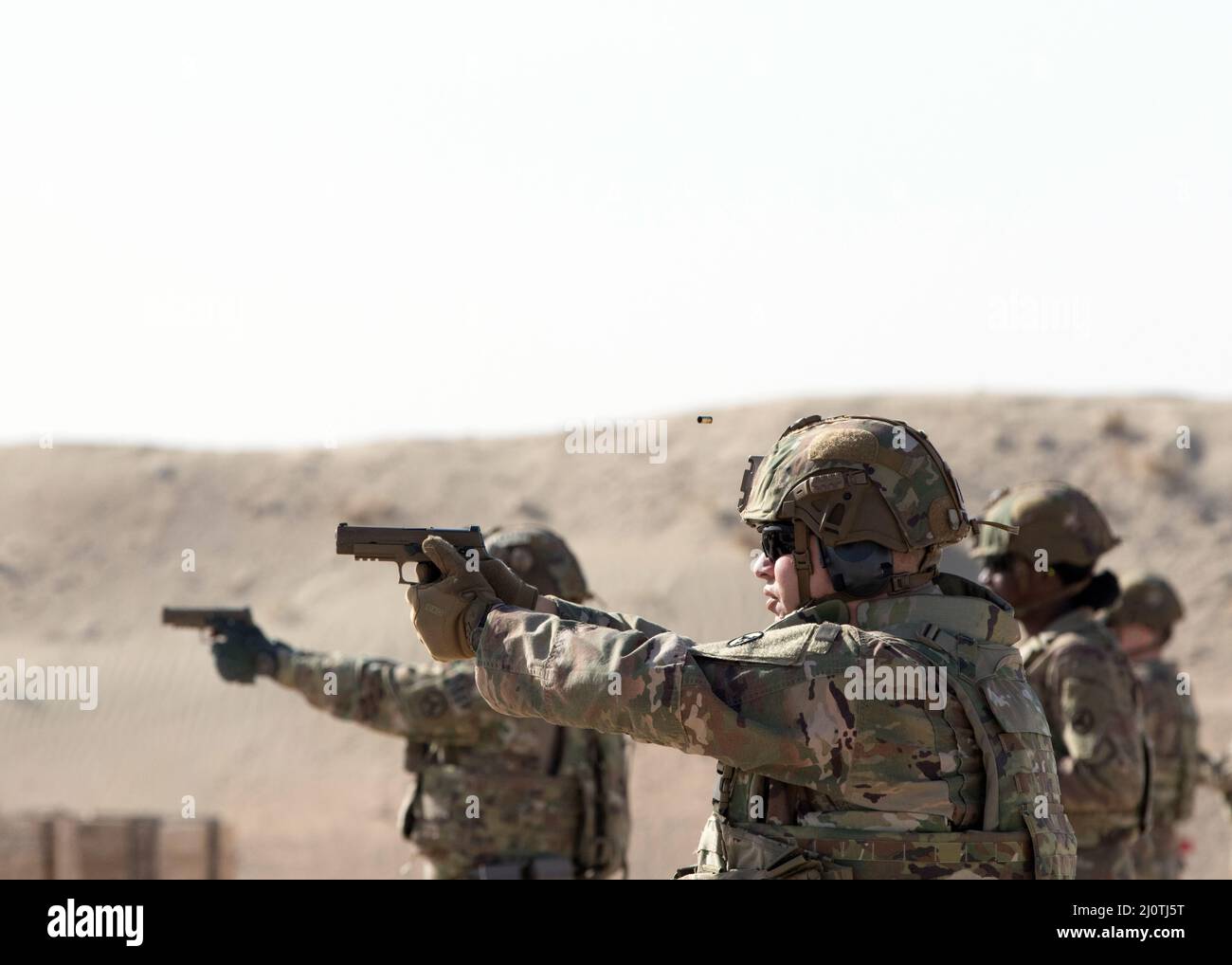 Les soldats affectés au commandement de soutien expéditionnaire de fort Bragg, N.C., basé en 3rd, engagent des cibles pendant une gamme de qualification de M17 pistolets à Camp Buehring, au Koweït, le 25 janvier 2022. Des soldats “Spears Ready” ont été déployés depuis août 2021 pour doter le poste de commandement opérationnel 1st du Commandement du soutien du théâtre. Banque D'Images