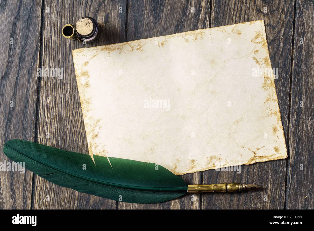 Maquette feuille de papier vintage vide sur table avec stylo plume Banque D'Images