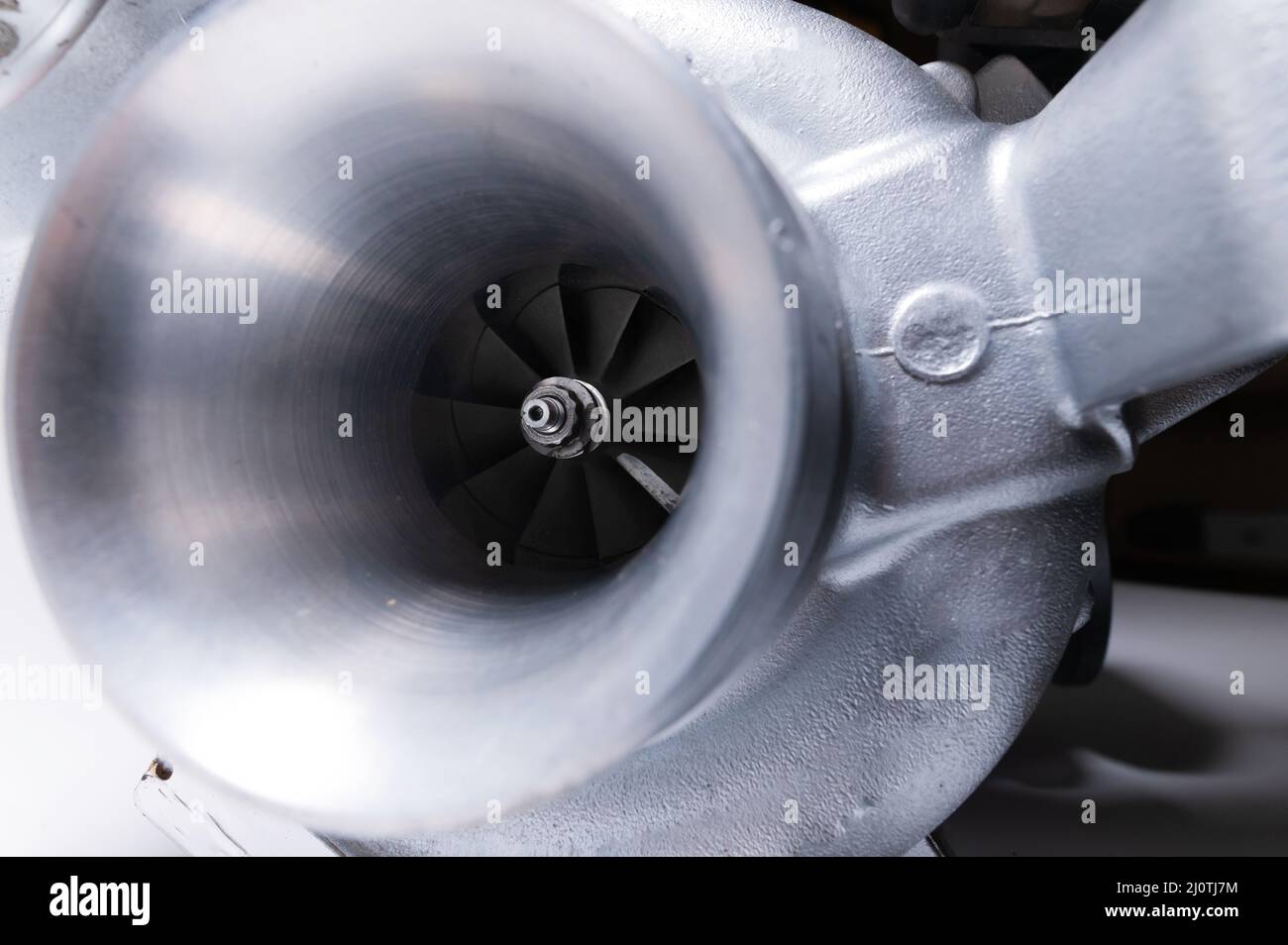 Nouveau moteur turbocompressé sur fond gris. Pièces de la roue à ailettes Banque D'Images