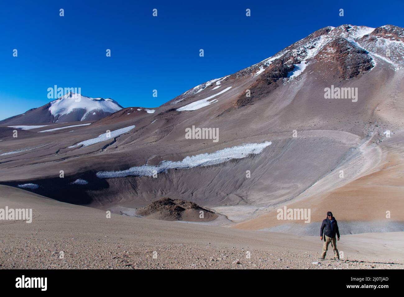 Cratère volcanique R-10,. Le volcan Nevado Tres Cruces est situé sur la droite Banque D'Images