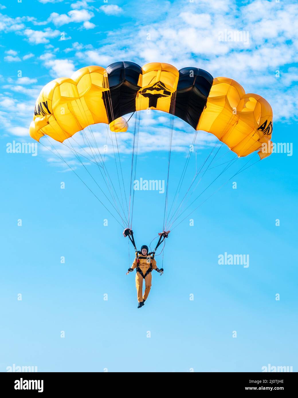 Sgt. MaîtreJennifer Davidson, de l'équipe de parachutistes de l'Armée de terre, se prépare à atterrir sur la cible à la base aérienne de la réserve Homestead, en Floride, le 25 janvier 2022.Homestead est le site officiel d'entraînement d'hiver pour les Chevaliers d'or afin d'affiner leurs compétences en préparation pour le circuit de compétition et de spectacle aérien de 2022.(É.-U.Photo de la Force aérienne par Tech.Sgt.Lionel Castellano) Banque D'Images