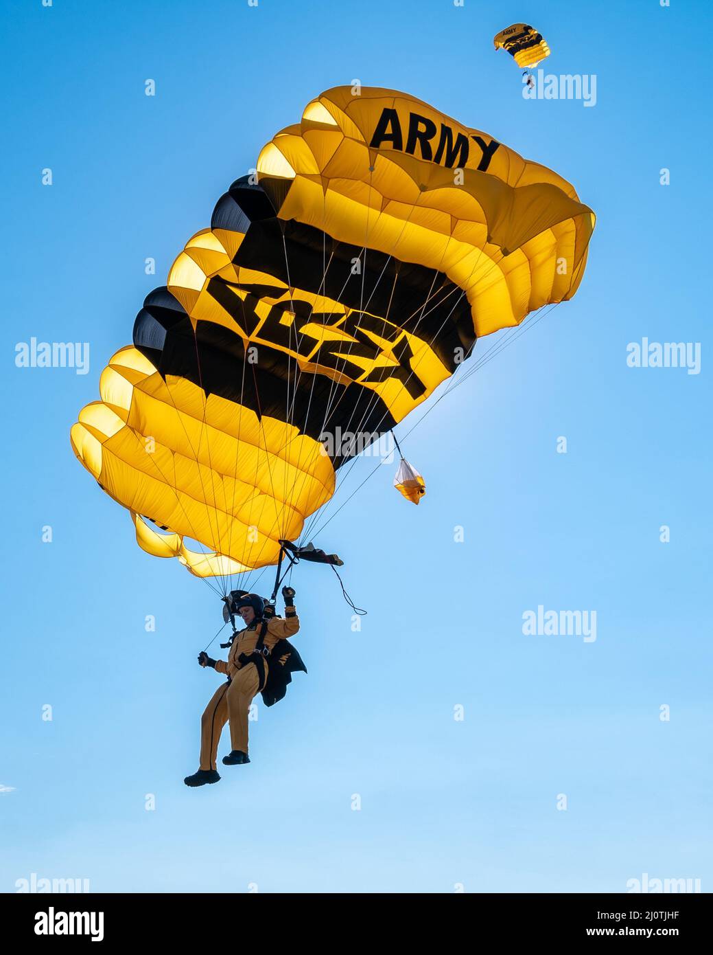 Sergent d'état-majorMatthew Garner, de l'équipe de parachutisme de l'armée, débarque lors d'un saut d'entraînement à la base aérienne de la réserve Homestead, en Floride, le 25 janvier 2022.Homestead est le site officiel d'entraînement d'hiver pour les Chevaliers d'or afin d'affiner leurs compétences en préparation pour le circuit de compétition et de spectacle aérien de 2022.(É.-U.Photo de la Force aérienne par Tech.Sgt.Lionel Castellano) Banque D'Images