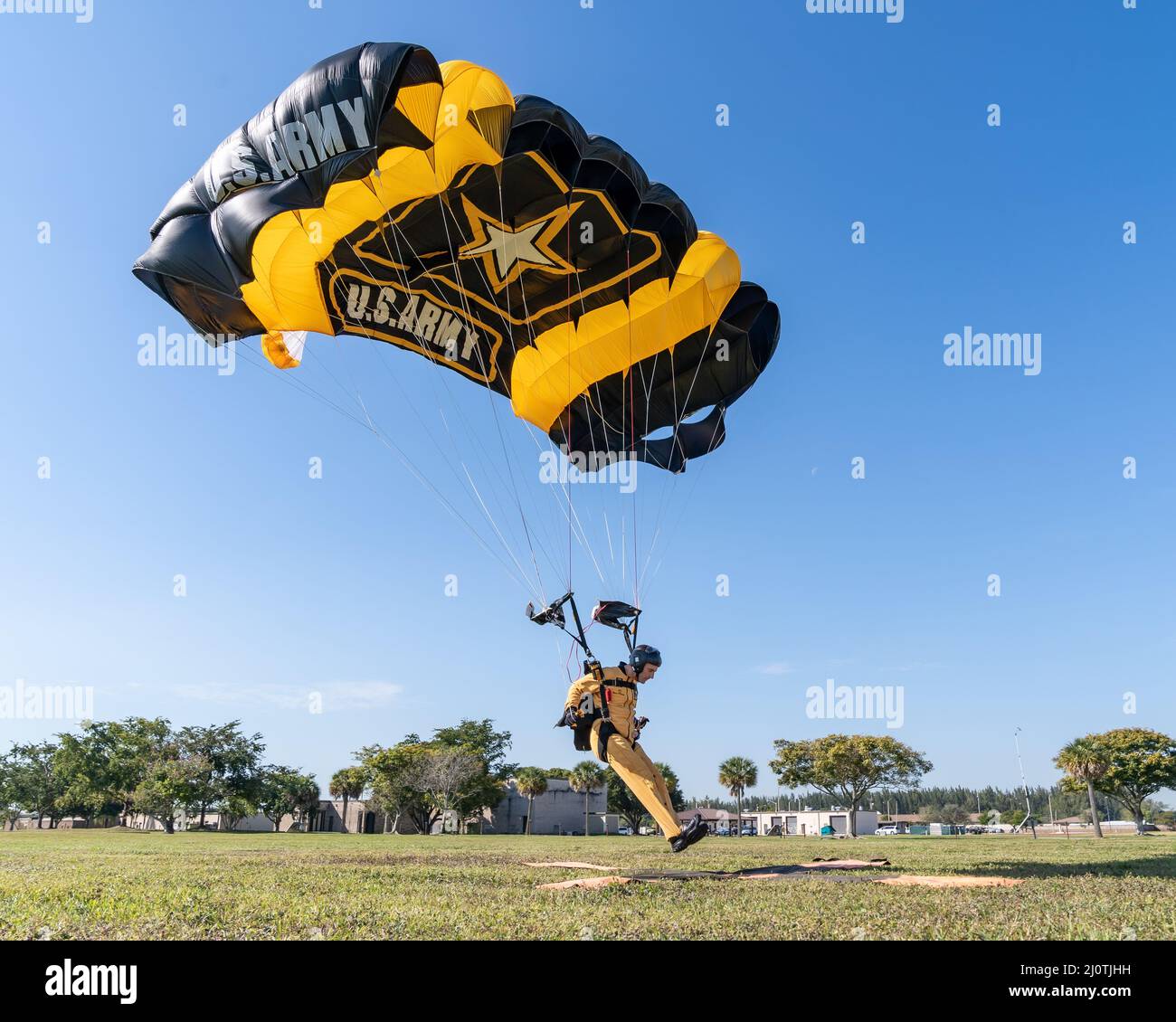 Sgt.1st classe Ryan O'Rourke, équipe de parachutistes de l'armée, débarque sur la cible lors d'un saut d'entraînement à la base aérienne de la réserve Homestead, Floride, le 25 janvier 2022.Les Chevaliers d'or mènent leur cycle annuel de certification pour leur prochaine saison de spectacle.(É.-U.Photo de la Force aérienne par Tech.Sgt.Lionel Castellano) Banque D'Images