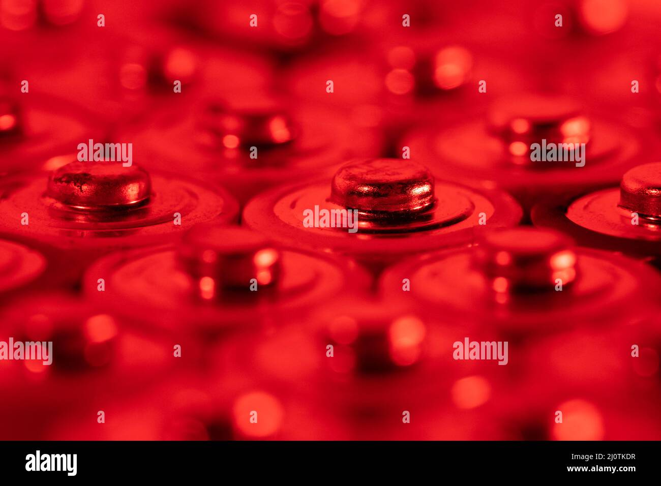 Gros plan des extrémités positives des piles déchargées, tailles AA, prise de vue macro, mise au point sélective. Batterie usagée Banque D'Images