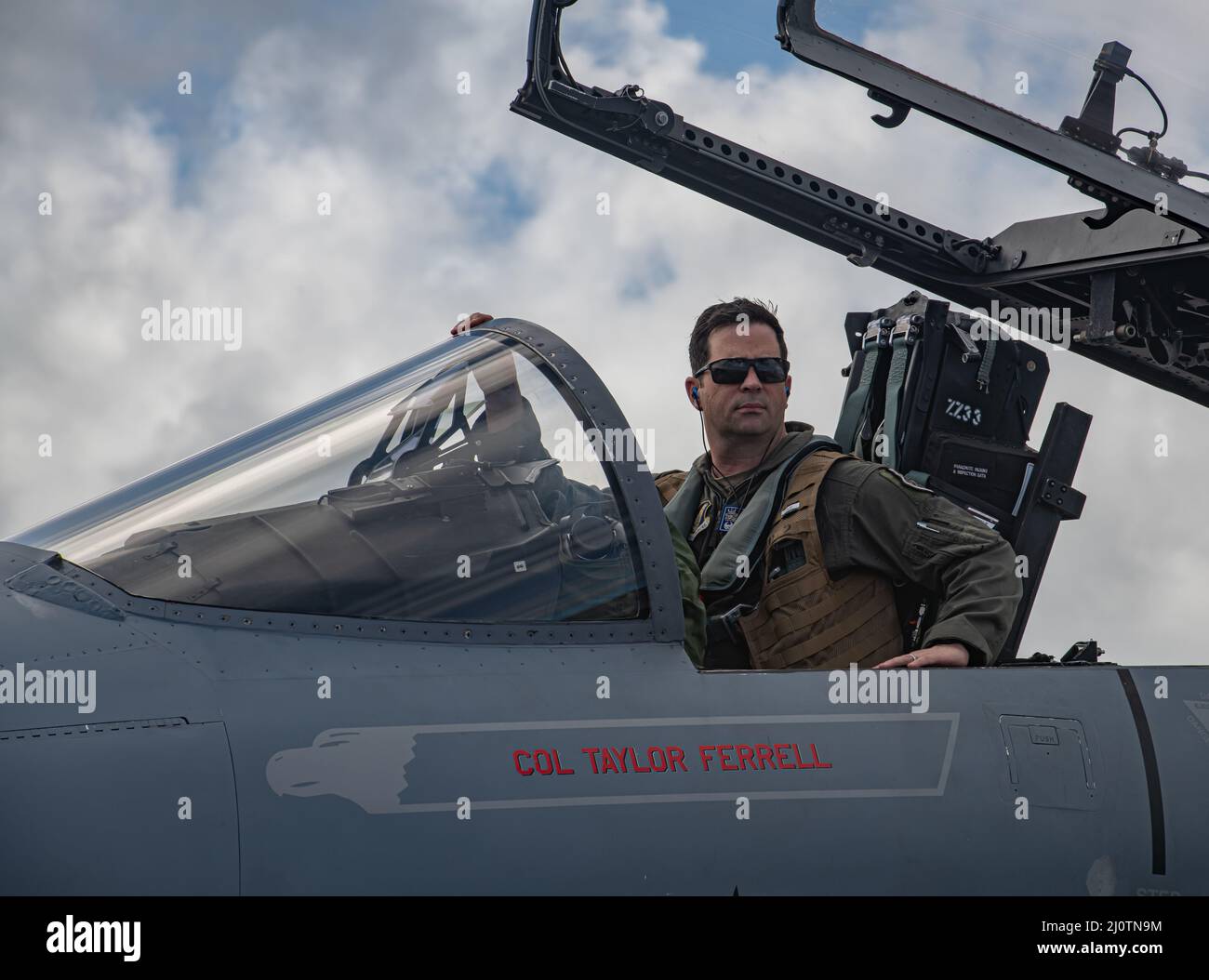 Le colonel Taylor Ferrell de la US Air Force, commandant du Groupe des opérations 18th et directeur de l'exercice COPE North 22 de l'USAF, se prépare à quitter un aigle F-15 de la US Air Force sur la base aérienne d'Andersen, Guam, le 26 janvier 2022. L'exercice d'éléments d'emploi agile au combat permet aux forces américaines dans l'Indo-Pacifique d'opérer à partir de divers niveaux de capacité et de soutien, en s'assurant que les aviateurs et les équipages sont prêts à intervenir dans l'ensemble des opérations militaires. (É.-U. Photo de la Force aérienne par Tech. Sgt. Micaïah Anthony) Banque D'Images