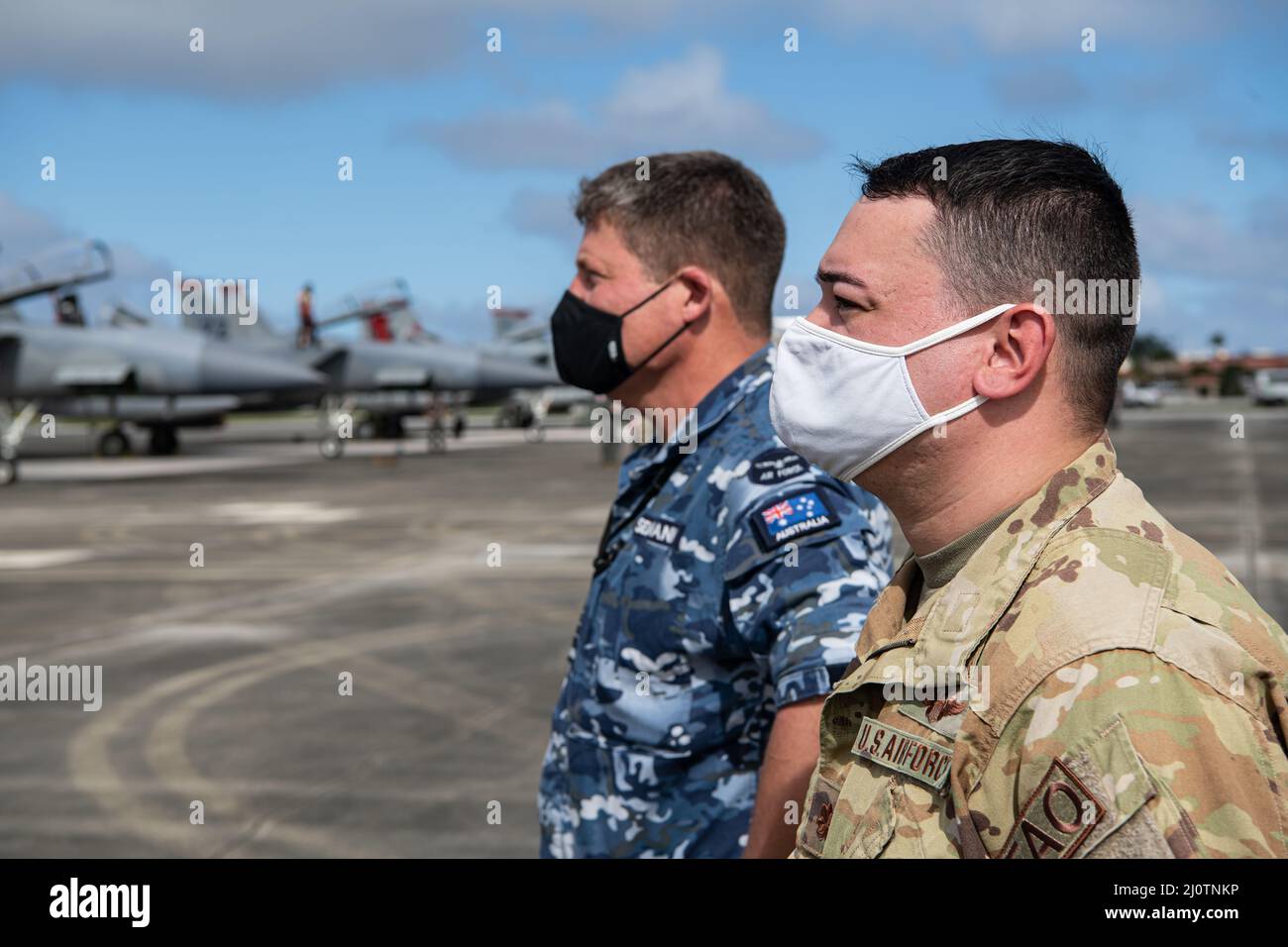 Michael Sellmann, commandant de l'escadre de la Royal Australian Air Force, à gauche, chef d'état-major de la RAAF, Et le major de la Force aérienne des États-Unis, Logan Barlow, chef d'état-major de l'USAF Exercise Cope North 22, observez les aigles F-15 de la Force aérienne des États-Unis affectés à la 18th Escadre depuis la base aérienne de Kadena, au Japon, taxi en position sur la base aérienne d'Andersen, Guam, le 26 janvier 2022. COPE Nord est une occasion modèle d'élargir les engagements avec les alliés et les partenaires des États-Unis. (É.-U. Photo de la Force aérienne par Tech. Sgt. Micaïah Anthony) Banque D'Images