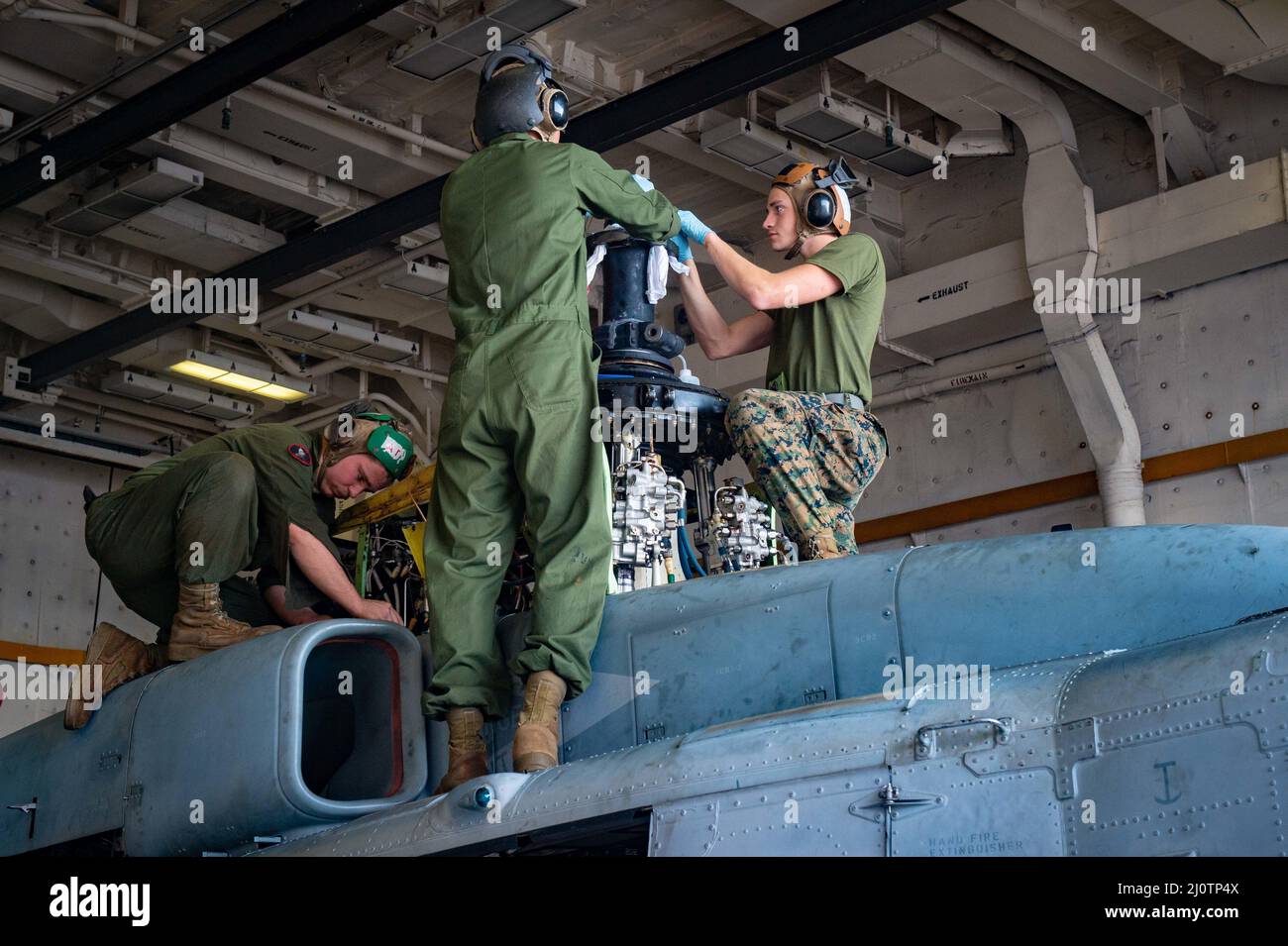 MER DES PHILIPPINES (janv 26, 2022) les Marines affectés à l'unité expéditionnaire maritime (UM) de 31st effectuent l'entretien d'un hélicoptère UH-1Y Huey de l'escadron de Tiltrotor moyen marin (VMM) de 265. Green Bay, qui fait partie du America Amphiobie Ready Group, ainsi que du MEU 31st, opère dans la zone de responsabilité de la flotte américaine 7th afin d'améliorer l'interopérabilité avec les alliés et les partenaires et de servir de force de réaction prête à l'emploi pour défendre la paix et la stabilité dans la région Indo-Pacifique. (É.-U. Photo de la marine par le spécialiste des communications de masse 2nd classe Jonathan D. Berlier) Banque D'Images