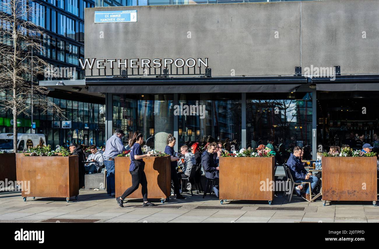 La foule appréciant le temps chaud dans le nouveau bar et restaurant de Wethercuillers, le South Strand, à Hanover Quay à Dublin, en Irlande. Banque D'Images