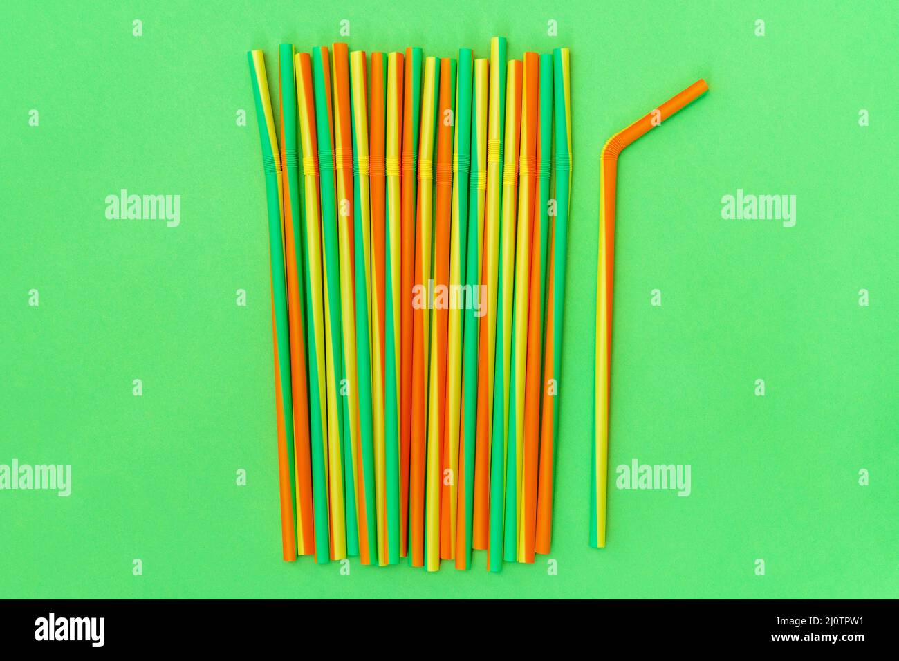Pailles de cocqueue colorées sur fond vert Banque D'Images