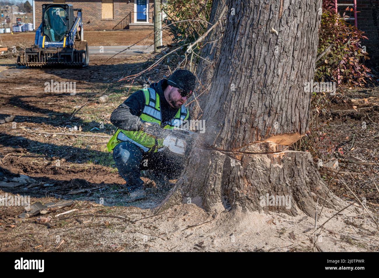 Bowling Green, KY, le 26 janvier 2022 -- les travailleurs aident à éliminer les débris du quartier de Village Creek de la tornade de décembre 2021. Photo de Liz Roll/FEMA Banque D'Images
