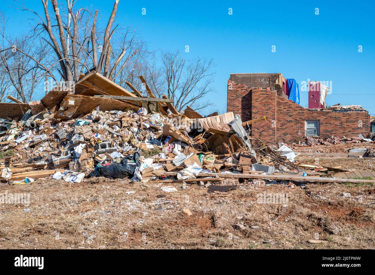 Bowling Green, KY, le 26 janvier 2022 -- les dommages causés par la tornade de décembre 2021 dans le quartier de Village Creek sont encore évidents six semaines plus tard. Photo de Liz Roll/FEMA Banque D'Images