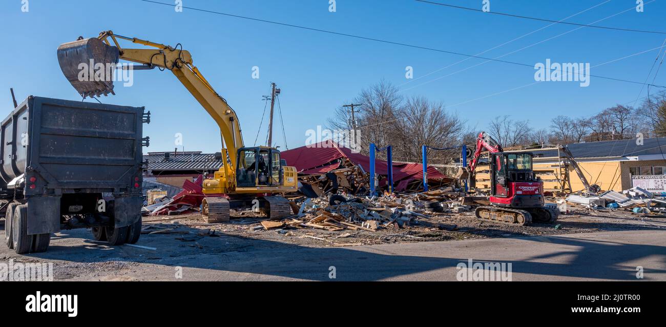 Bowling Green, KY, 26 janvier 2022 -- les débris de la tornade de décembre 2021 sont enlevés de Broadway où un restaurant était autrefois.Photo de Liz Roll/FEMA Banque D'Images