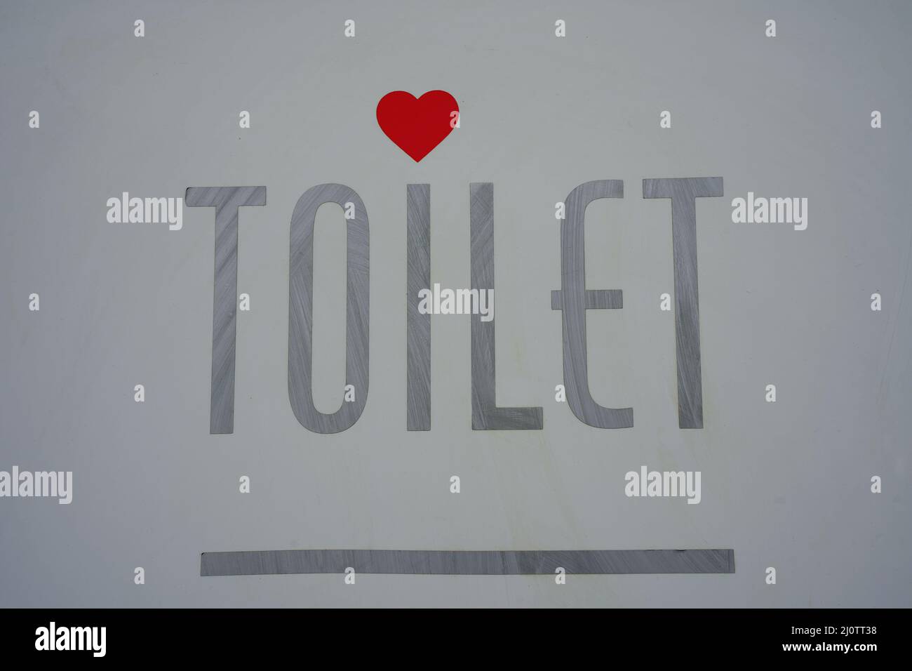 Panneau de porte de toilettes extérieur public endroit amour coeur Photo  Stock - Alamy