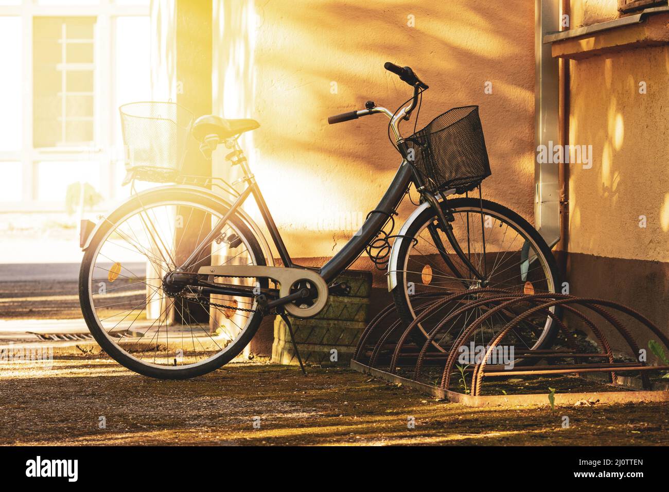 Vélos de ville avec panier Banque D'Images