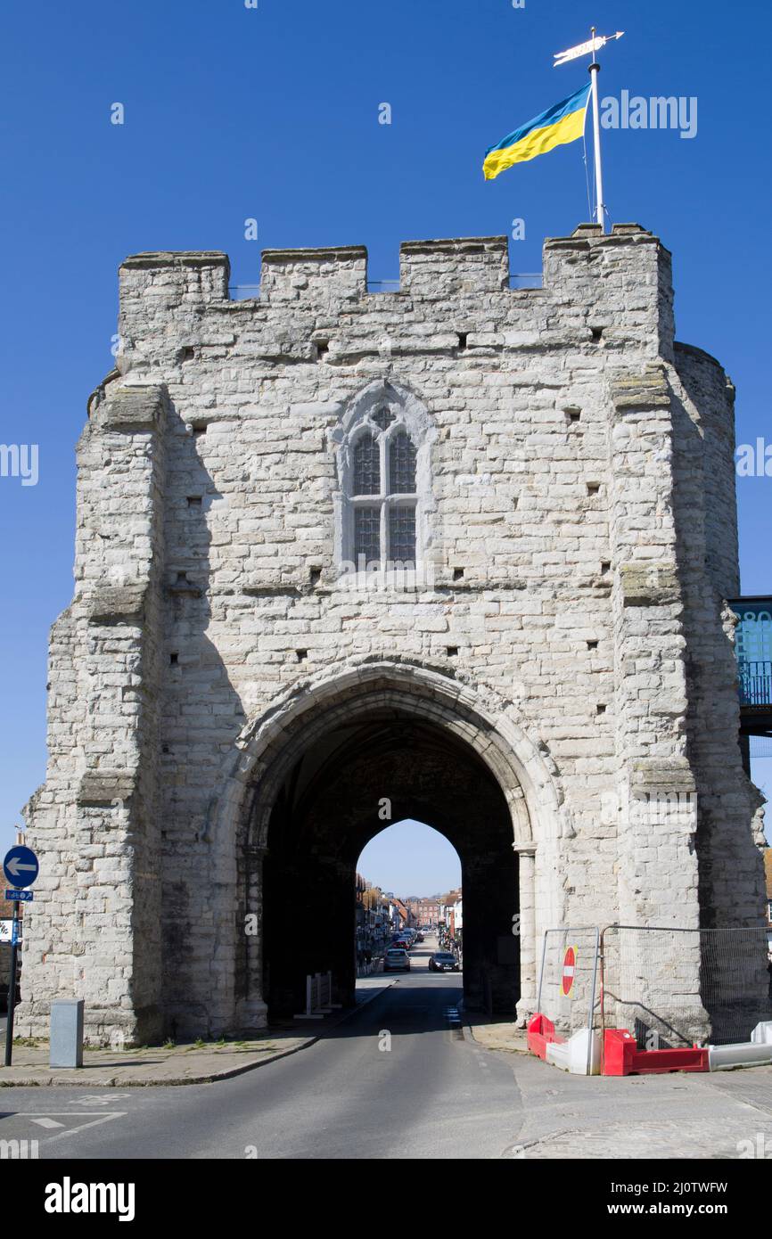 Drapeau ukranien survolant West Gate Canterbury Kent Banque D'Images