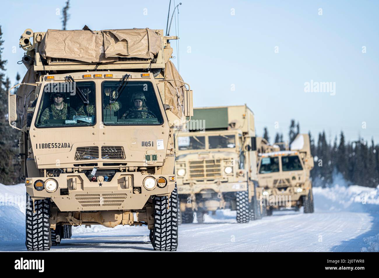 Base aérienne d'Eielson, Alaska, États-Unis. 3rd mars 2022. Des soldats américains affectés au 5th Bataillon, 52nd Air Defense Artillery Regiment livrent de l'équipement Patriot pour l'exercice Arctic Edge à la base aérienne d'Eielson, Alaska, 3 mars 2022. Les véhicules ont été intégrés au cours de l'Arctic Edge 2022 pour la simulation de défense aérienne et antimissile dans les environnements arctiques austères. Credit: US Air Force/ZUMA Press Wire Service/ZUMAPRESS.com/Alamy Live News Banque D'Images