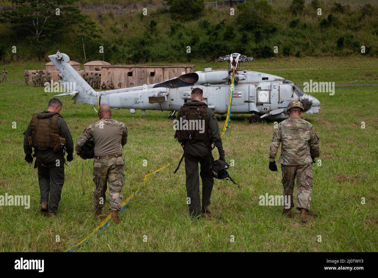 Des Marines des États-Unis, avec le Marine Heavy Helicopter Squadron (HMH) 463 et des soldats de la 25th Infantry Division (25th ID) de l'Armée de terre, ont fait une descente de l'équipe de récupération des aéronefs (DART), inspectent l'équipement avant une charge de lance à la caserne Schofield de l'Armée des États-Unis, à Hawaï, le 27 janvier 2022. HMH-463 a fourni un soutien aérien à la DART de l'ID 25th, cette formation a fourni aux Marines de HMH-463 et de la DART de l'ID 25th l'oppertunité d'apprendre les uns des autres et de développer leurs compétences dans des applications réelles. (É.-U. Photo du corps marin par Cpl. Dalton J. Payne) Banque D'Images