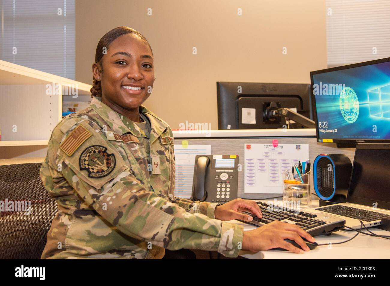 L'ancien Airman Destini Mitchell, apprenti en développement de carrière, au sein de l'escadron de soutien de la Force 127th, est au service de la garde depuis 2015. En tant qu'apprenti en développement de carrière, Mitchell gère et supervise les programmes de personnel militaire et de ressources humaines. Sa partie préférée de servir dans l'armée est de pouvoir établir un réseau avec une variété de militaires qui ont servi dans le passé et le présent. Elle prévoit de retourner à l'école de l'Université d'État Wayne pour obtenir un baccalauréat en sciences en gestion des affaires (É.-U. Michigan Air National Guard photo par Tech. Sgt. Samara Taylor) Banque D'Images