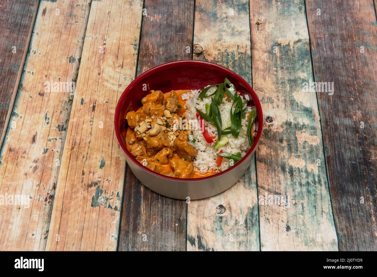 Curry rouge très populaire dans la cuisine thaïlandaise avec du lait de coco chauffé avec de la pâte de curry rouge et de la sauce de poisson. Différents contenus de viande sont généralement ajoutés au Banque D'Images