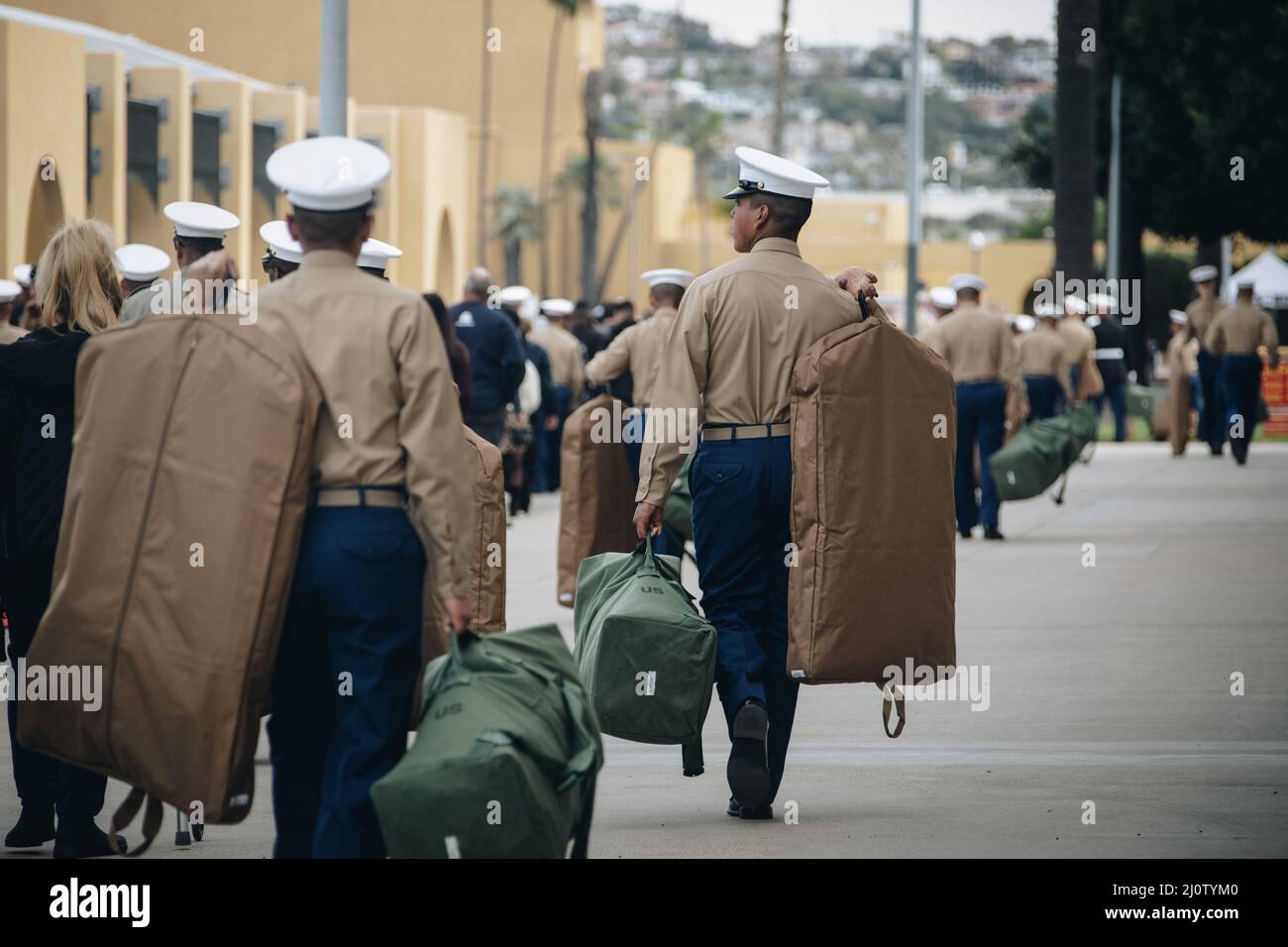 Le soldat Esteban Angeles, à droite, un diplômé du peloton 3225, compagnie kilo, 3rd Recruit Training Battalion, transporte son équipement hors de sa baie d'escouade pour la dernière fois après la fin de la compagnie kilo à bord du Marine corps Recruit Depot San Diego le 28 janvier 2022. Private Angeles est diplômé de l'école secondaire Maria Carrillo et s'enlisa dans les réserves pour devenir une Marine d'infanterie. Il a été recruté par le sergent d'état-major. Steven Espagne avec Recruiting Station San Francisco, 12th Marine corps District. (É.-U. Photo du corps marin par Sgt. Alina Thackray) Banque D'Images