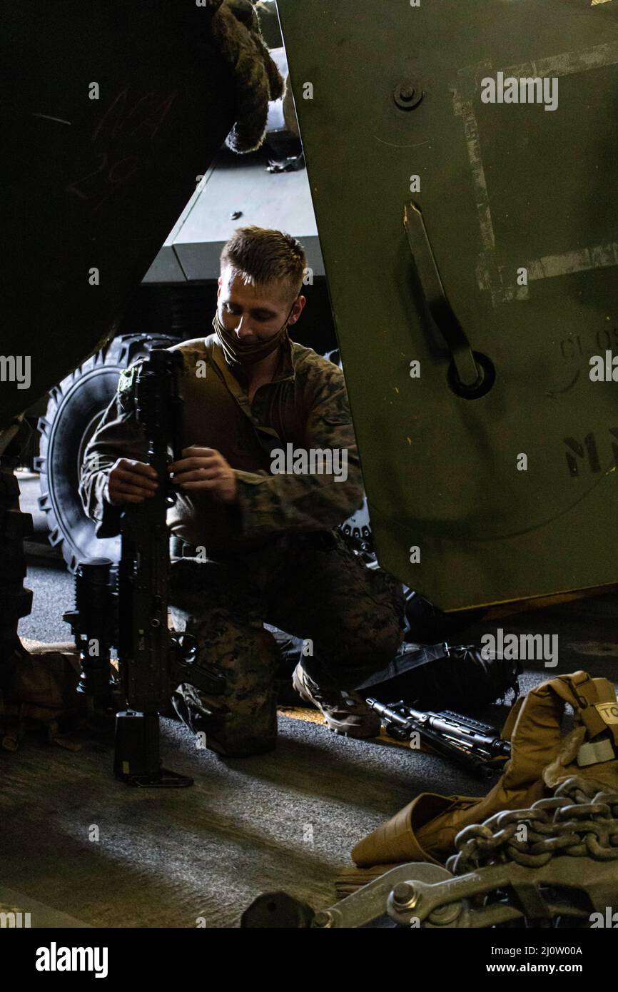 Une Marine américaine avec Bataillon Landing Team 1/5, 31st Marine Expeditionary Unit (MEU), prépare son arme lors d'une répétition de sparrowhak à bord de l'USS Green Bay (LPD 20) dans la mer des Philippines, le 28 janvier 2022. Le MEU de 31st opère à bord des navires du America Amphiobie Ready Group dans la zone d'opérations de la flotte de 7th pour améliorer l'interopérabilité avec les alliés et les partenaires et servir de force de réaction prête à défendre la paix et la stabilité dans la région Indo-Pacifique. (É.-U. Photo du corps marin par Sgt. Danny Gonzalez) Banque D'Images