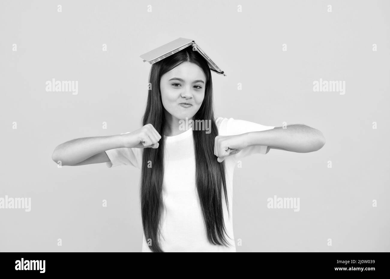 bonne élève et élève. jeune fille dansant. enfant avec un livre ou un bloc-notes. Banque D'Images