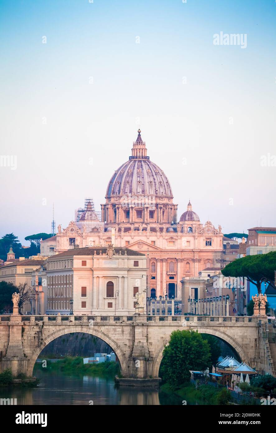 Coucher de soleil sur le pont du Tibre avec la Cité du Vatican - Rome, Italie Banque D'Images