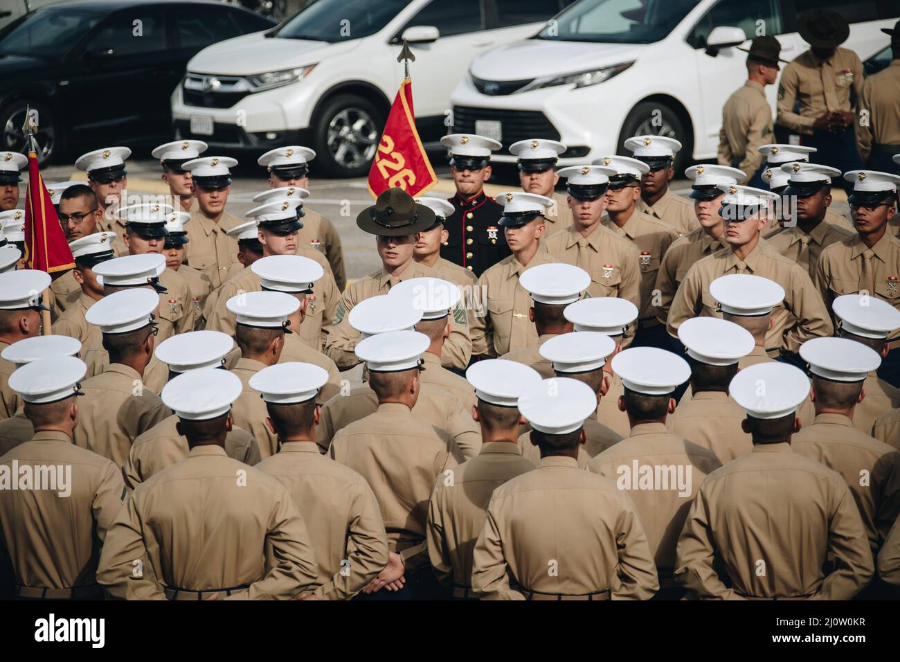 Sergent d'état-major des Marines des États-Unis Nicholas Penton, le maître de forage du bataillon d'entraînement de 3rd recrues, prononce un discours devant la compagnie Marines de kilo avant la fin de la compagnie de kilo à bord du Marine corps Recruit Depot San Diego le 28 janvier 2022. La remise des diplômes a eu lieu à la fin de la transformation de 13 semaines, y compris l'entraînement pour l'exercice, le tir au but, les compétences de base au combat, et les coutumes et traditions du corps des Marines. (É.-U. Photo du corps marin par Sgt. Alina Thackray) Banque D'Images