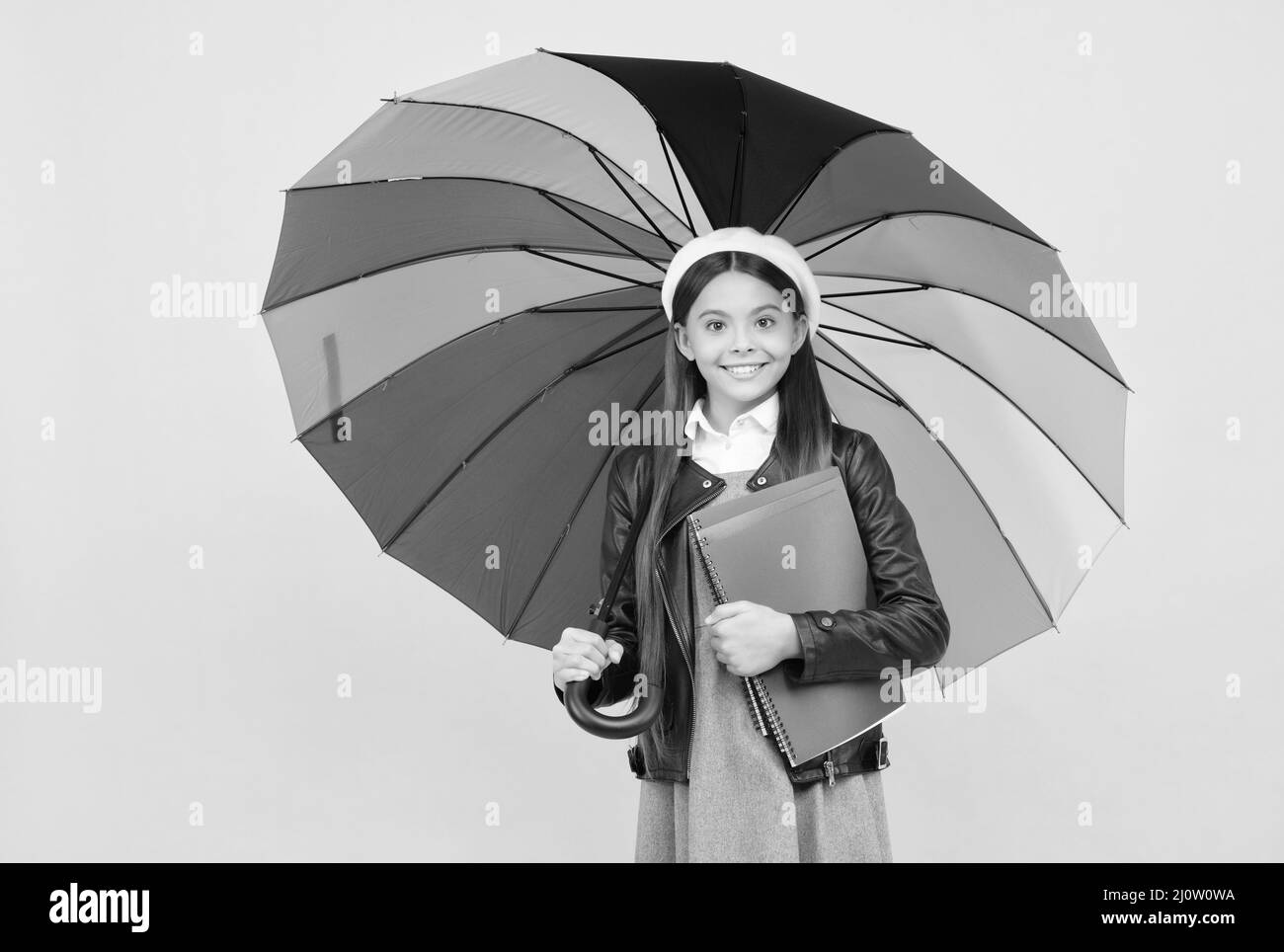 bonne adolescente sous parapluie coloré pour la protection contre la pluie en automne tenir carnet, étudier. Banque D'Images
