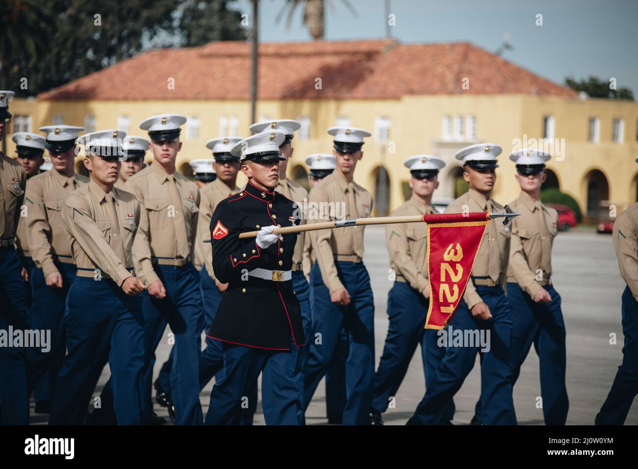 Caporal de lance du corps des Marines des États-Unis Rudy Romero, l'honneur de la compagnie diplômé avec le peloton 3221, la compagnie kilo, 3rd Recruit Training Battalion, dirige son peloton pendant la remise des diplômes de la compagnie kilo à bord du Marine corps recent Depot San Diego le 28 janvier 2022. CPL lance Romero est diplômé de l'école secondaire Hiroshi Miyamura et a choisi de devenir un Marine de base pour l'intelligence des signaux. Il a été recruté par le Sgt. Brandon Drennan avec Recruiting Station Albuquerque, 8th Marine corps District. (É.-U. Photo du corps marin par Sgt. Alina Thackray) Banque D'Images