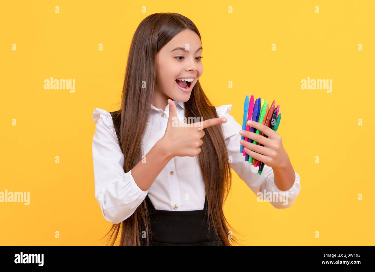 Obtenez-en un dans chaque couleur. Un petit joyeux pistolet à pointe sur les stylos feutres. Les meilleurs stylos que vous ayez jamais eu. Banque D'Images