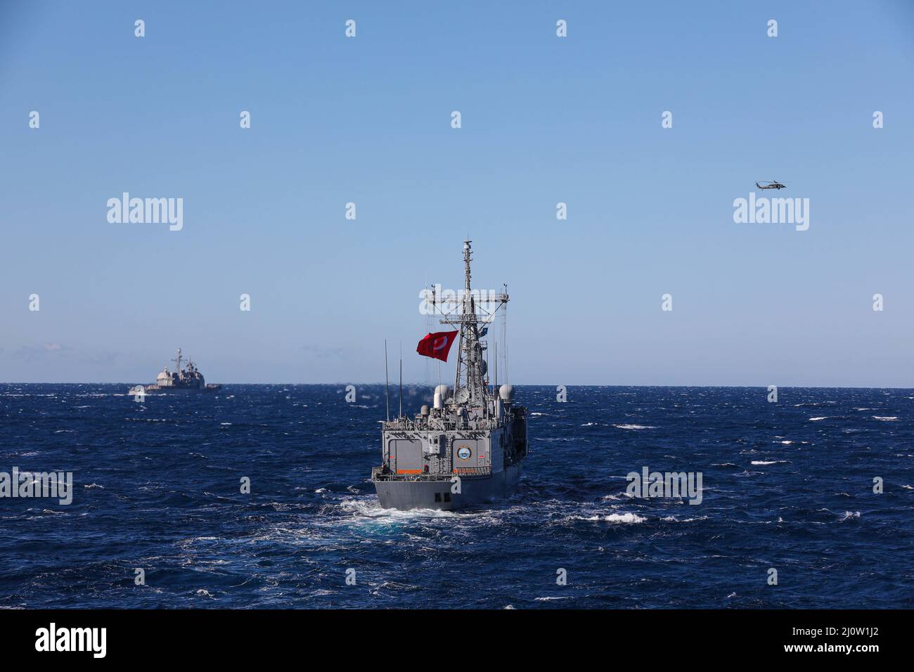 220202-N-ED646-0319- MER ADRIATIQUE (FÉV 2, 2022) le croiseur de missiles guidés de classe Ticonderoga USS San Jacinto (CG 56), de gauche et de la marine turque Gabya G-Class Frigate TCG Goksu (FFG 497), centre, effectue des manœuvres en mer Adriatique, 2 février 2022. Neptune Strike 22 souligne l’évolution naturelle de la capacité de l’OTAN à intégrer les capacités de guerre maritime haut de gamme d’un groupe de grève des transporteurs pour soutenir la défense de l’Alliance. (É.-U. Photo de la marine par le spécialiste des communications de masse Matan Moises Sandoval) Banque D'Images