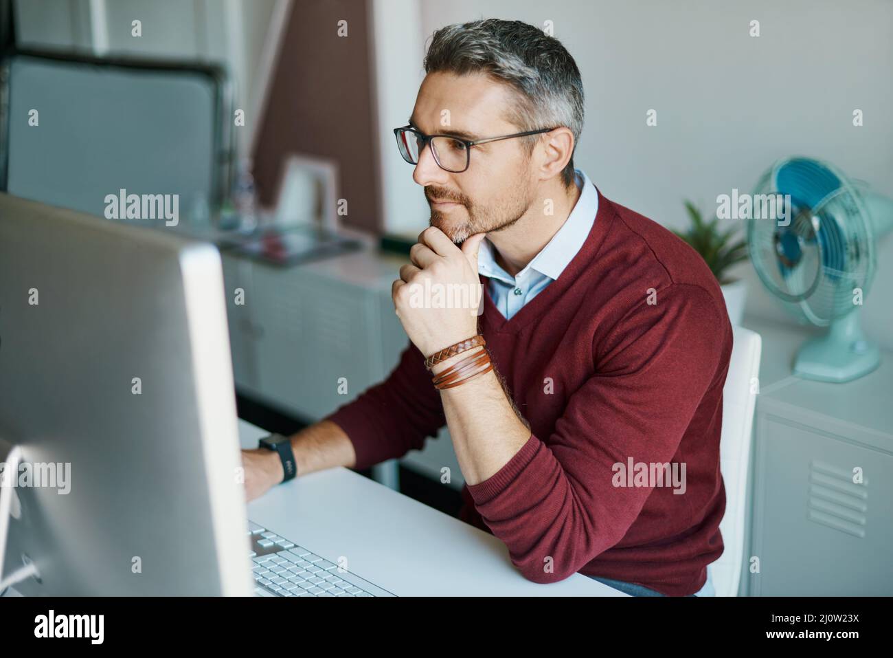 En pensant à ses idées innovantes. Photo d'un homme d'affaires mature travaillant sur un ordinateur dans un bureau. Banque D'Images