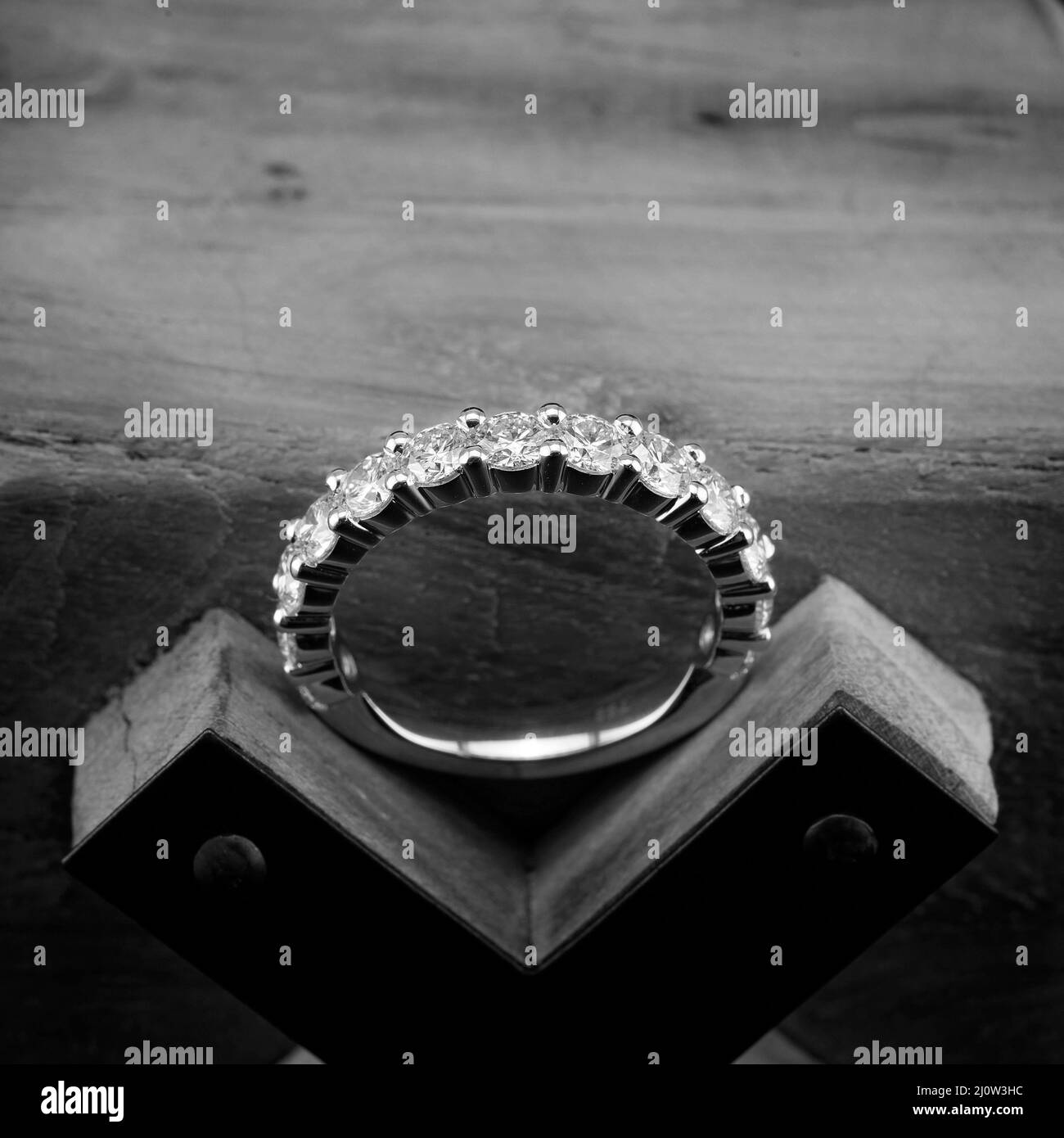 Un anneau d'éternité de diamant, également connu comme un anneau infini, symbolisant l'amour sans fin, assis sur une lettre de bois X Banque D'Images