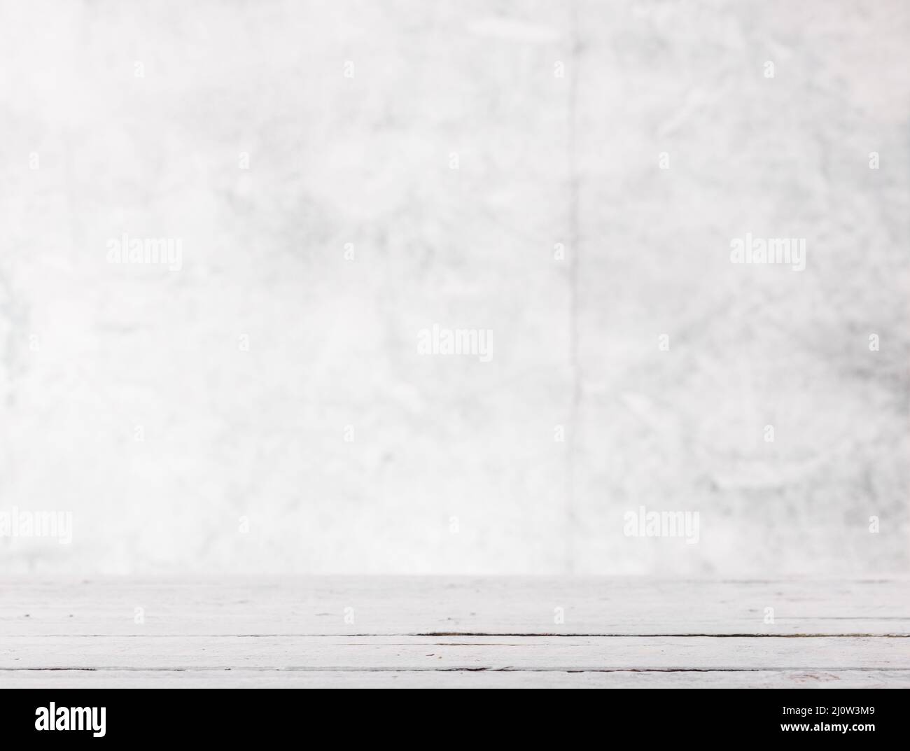 Fond gris clair vide avec table en bois rustik blanche pour la présentation du produit Banque D'Images