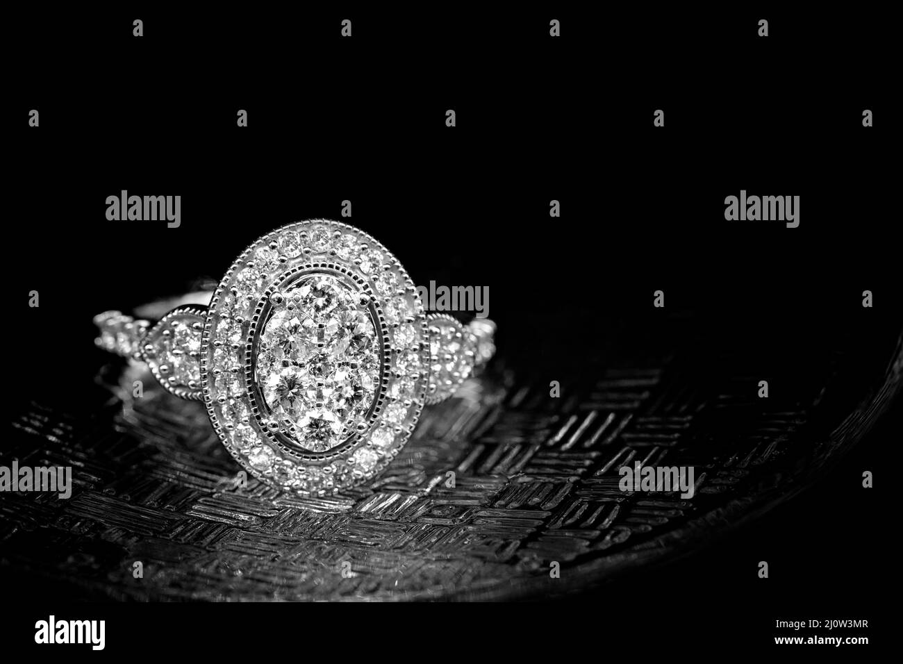 Un groupe d'anneaux en forme de losange à motif halo orné d'un fond noir. Banque D'Images