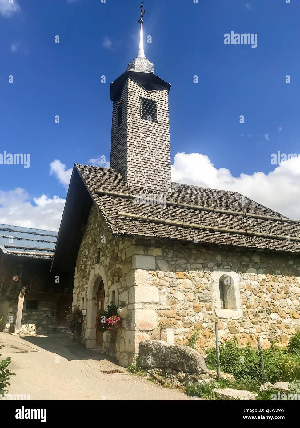 Église traditionnelle du village de Chinaillon, le Grand-Bornand Banque D'Images