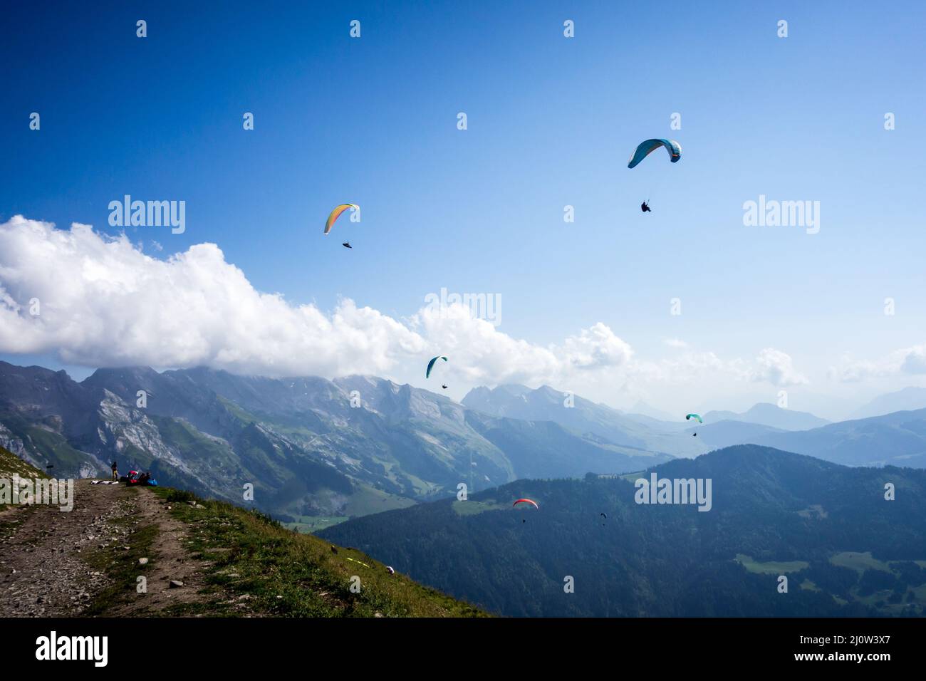 Vol en parapente dans les montagnes. Le Grand-Bornand, France Banque D'Images