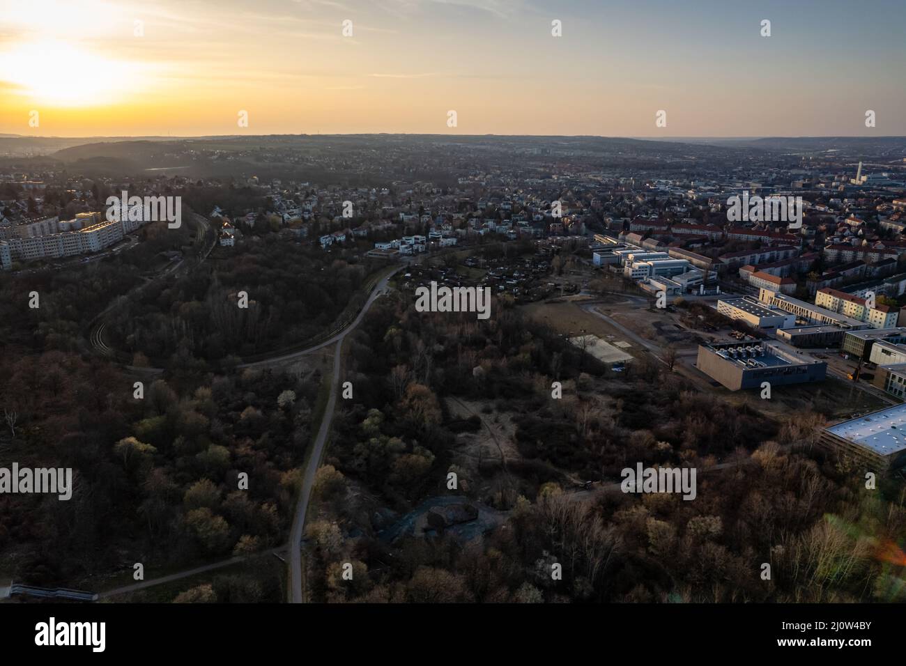 Tir de drone au coucher du soleil avec forêt Banque D'Images