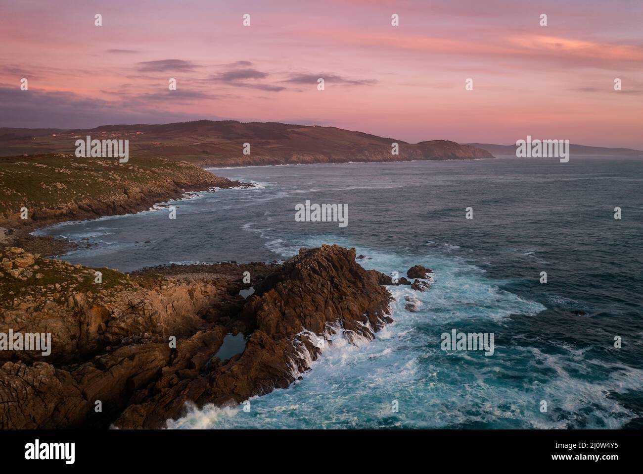 Vue sur les drones du Cap Tourinan au coucher du soleil avec des nuages roses, en Espagne Banque D'Images