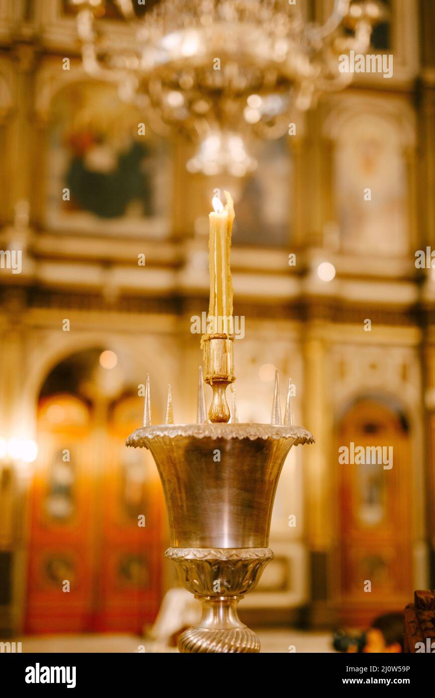 Chandelier doré avec une bougie près de l'autel dans l'église Banque D'Images
