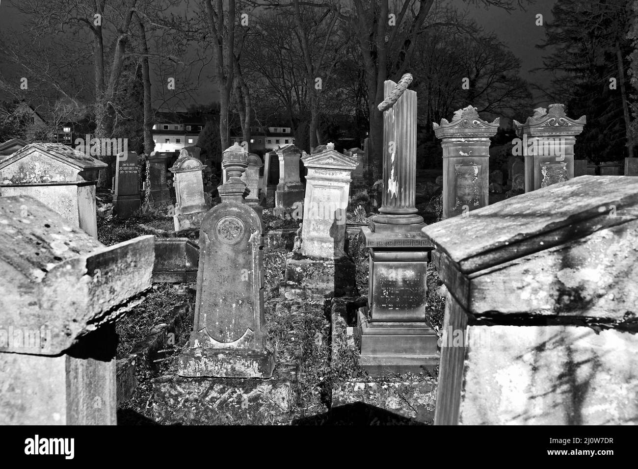 Cimetière juif de nuit, en arrière-plan bâtiments résidentiels, Goettingen, Allemagne, Europe Banque D'Images