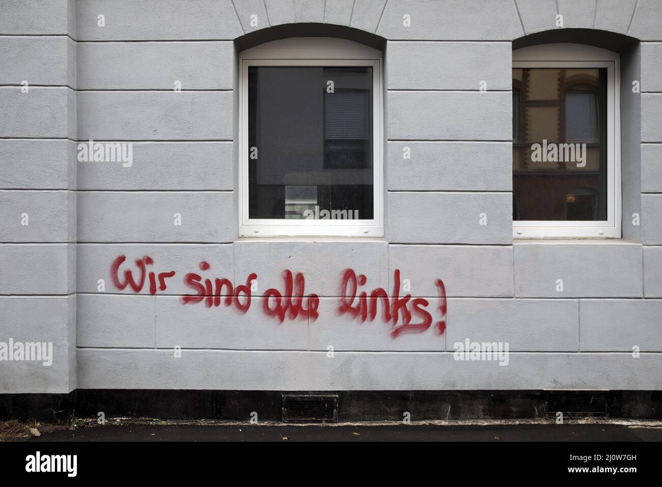 Écriture rouge nous sommes tous sur la gauche dans une maison sur le côté gauche de la rue, Kassel, Hesse, Allemagne Banque D'Images