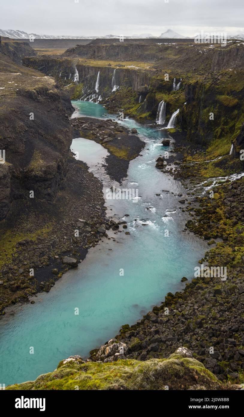 Vue sur la cascade pittoresque de Sigoldugljufur en automne. La saison change dans les Highlands du sud de l'Islande. Banque D'Images