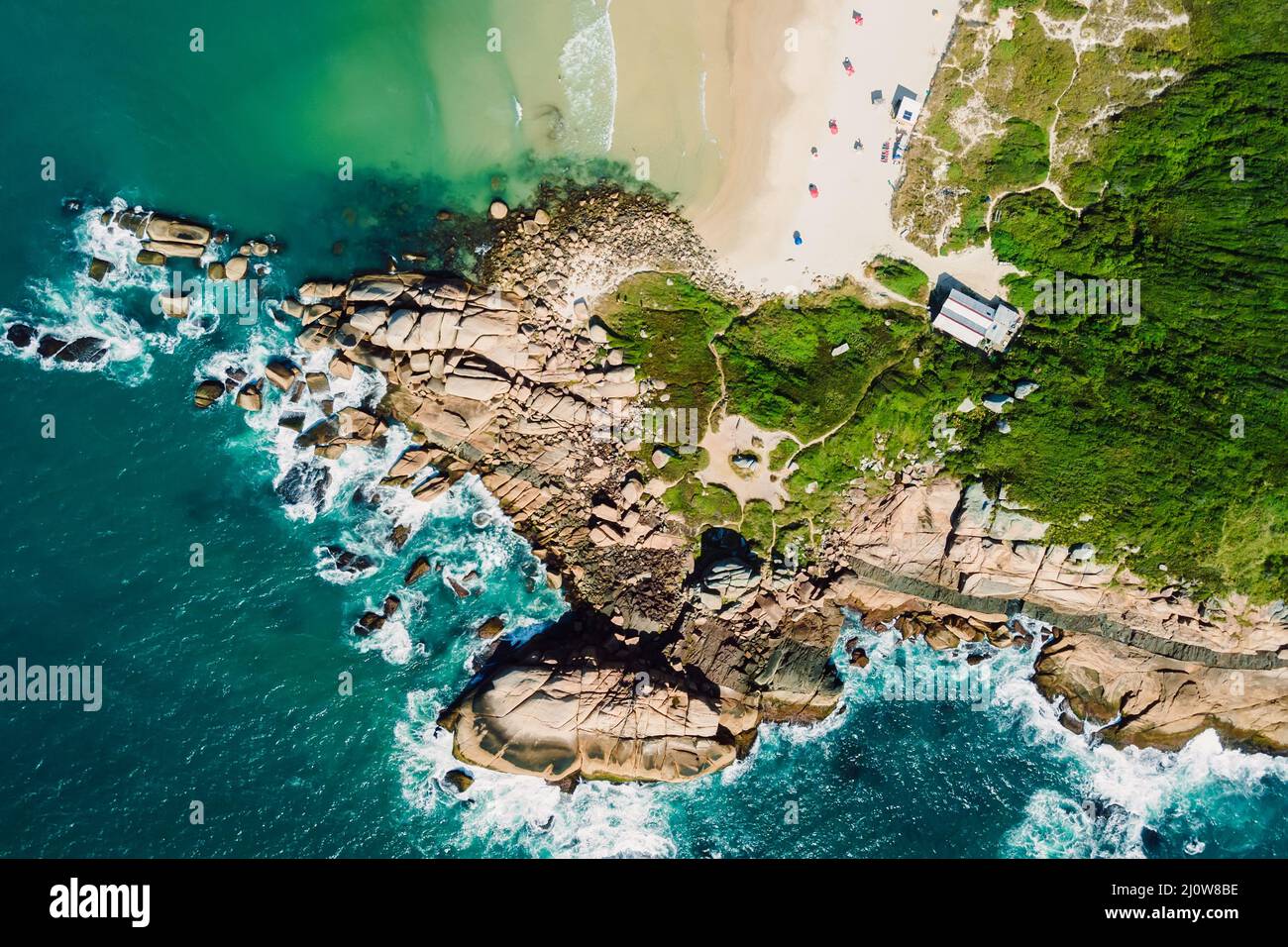 Côte rocheuse avec plage et océan au Brésil. Vue aérienne de Praia da Galheta. Vue de dessus Banque D'Images