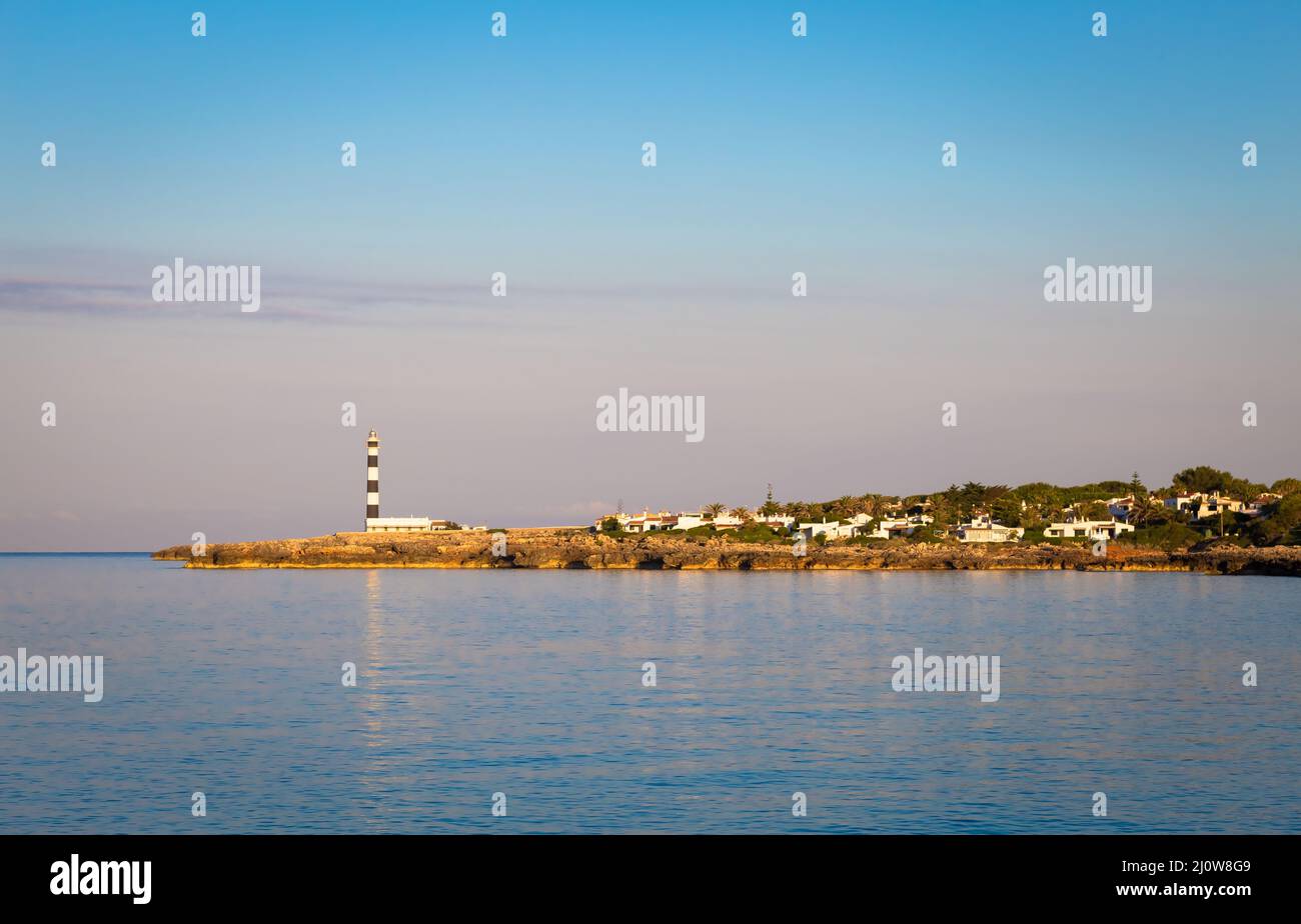 Magnifique phare d'Artrutx au coucher du soleil à Minorque, Espagne Banque D'Images