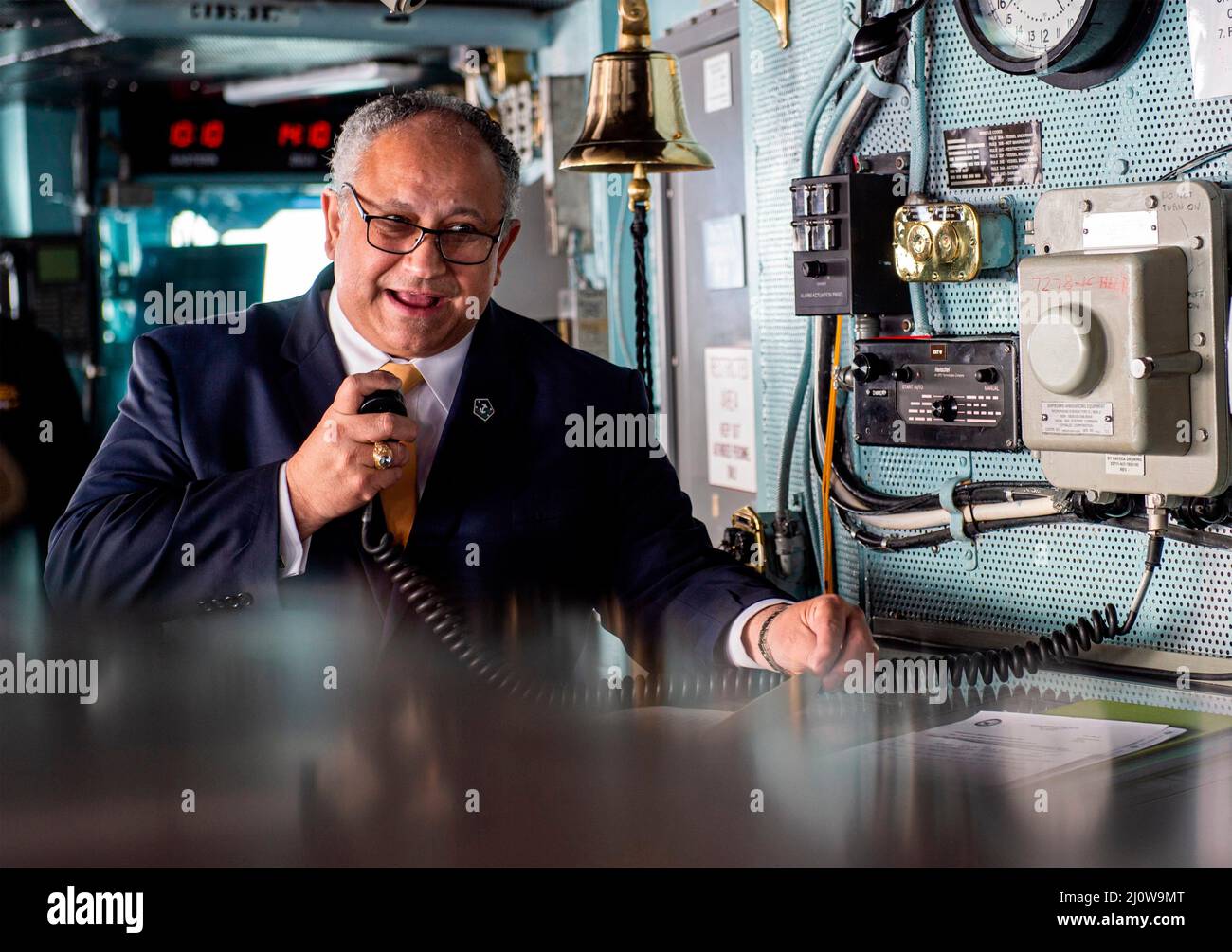 Mer Ionienne, Grèce. 17 mars 2022. Le secrétaire américain de la Marine Carlos Del Toro fait une annonce à l'équipage à partir du pont du porte-avions USS Harry S. Truman, le 17 mars 2022 dans la mer Ionienne. Crédit : MC3 Tyler Cardoza/US Navy/Alay Live News Banque D'Images