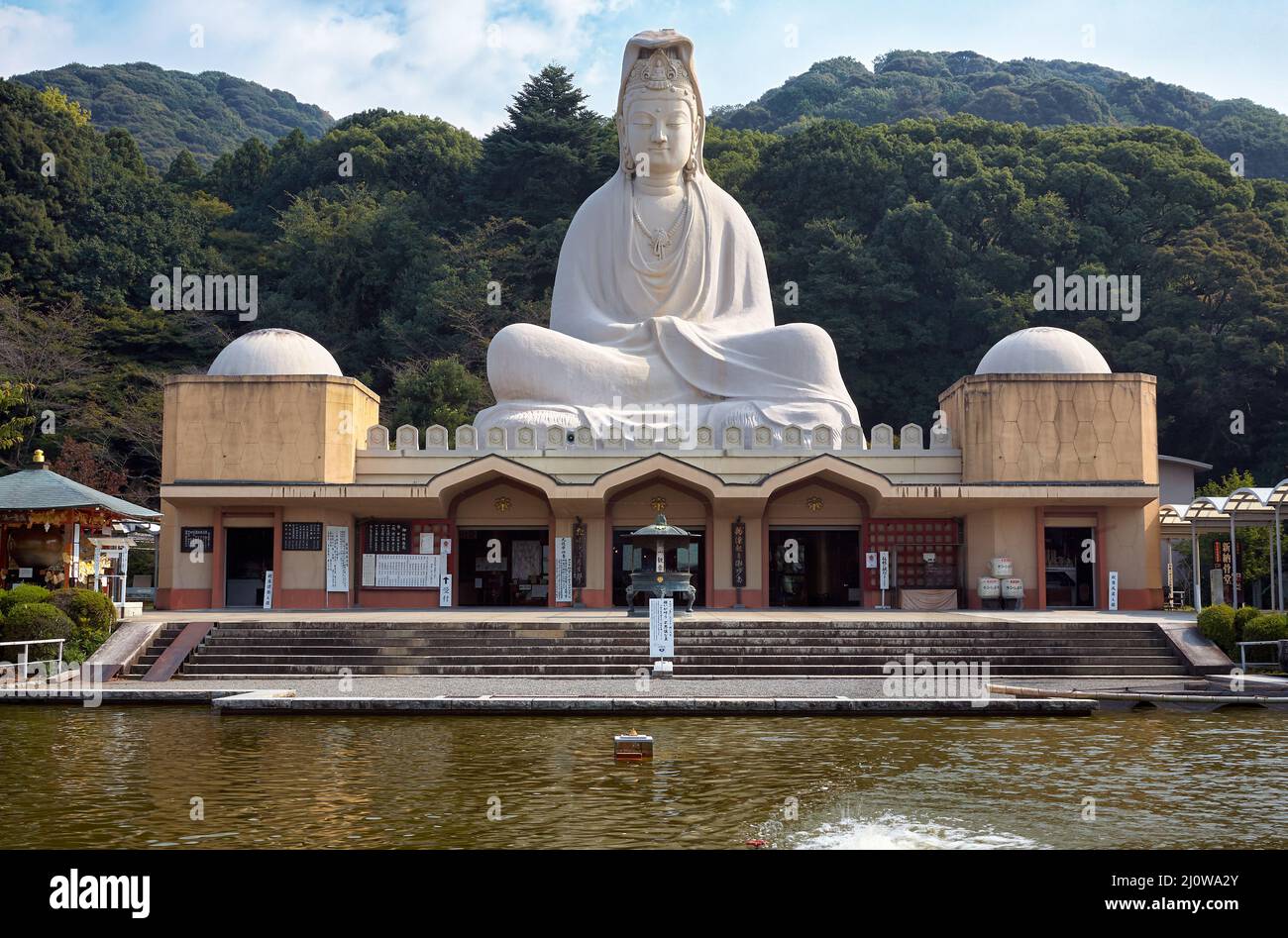 Ryozen Kannon, la vue sur l'étang de Kegamiike. Kyoto. Japon Banque D'Images