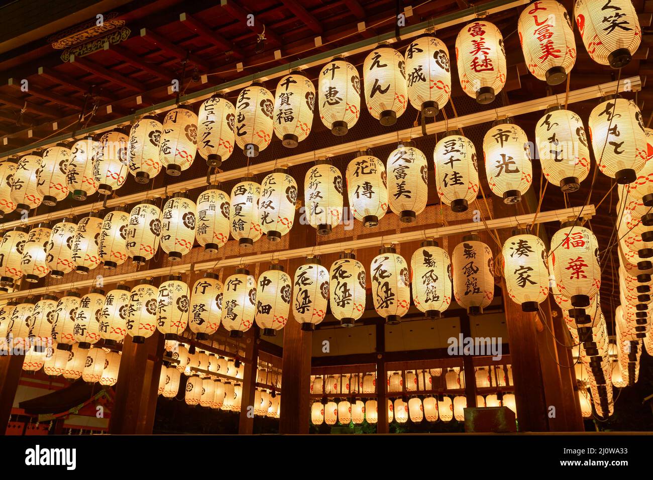 Lanternes blanches sur la scène de danse de cérémonie illuminées après la tombée de la nuit. Sanctuaire Yasaka. Kyoto. Japon Banque D'Images