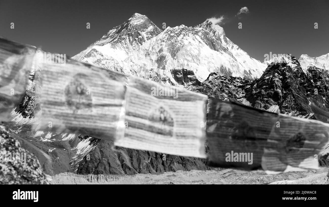 Vue sur le mont Everest et Lhosse avec drapeaux de prière bouddhistes de Gokyo RI, chemin vers le camp de base de l'Everest, montagnes de l'Himalaya du Népal Banque D'Images